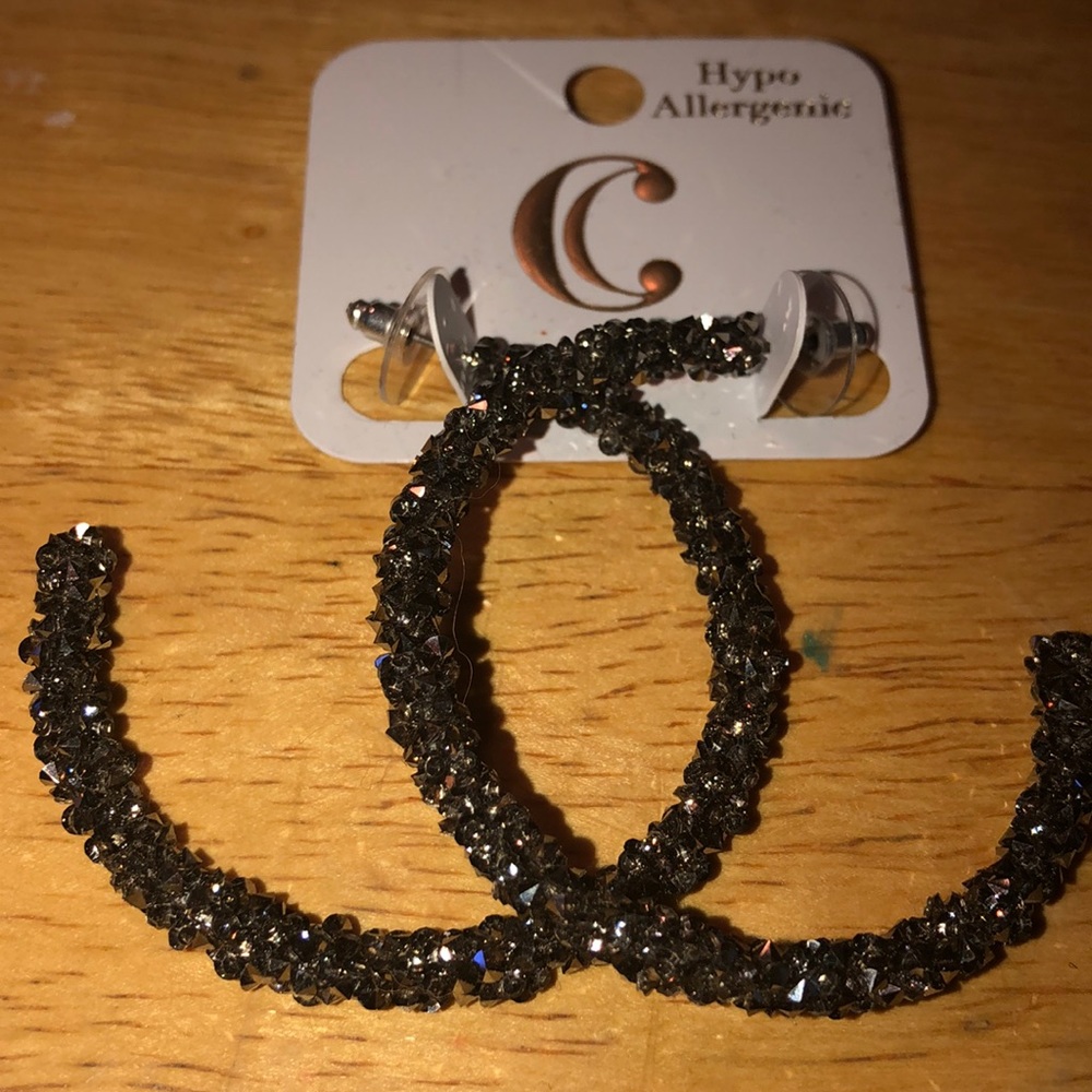 Cute rhinestone earrings 🖤